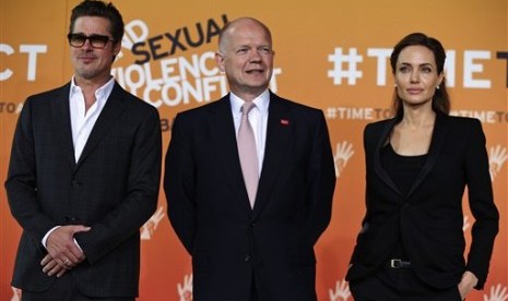 William Hague, Menteri Luar Negeri Inggris diapit Pasangan Angelina Jolie dan Brad Pitt