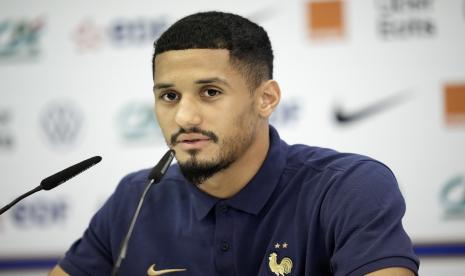 William Saliba dari Prancis berbicara dalam konferensi pers di stadion Jassim Bin Hamad di Doha, Qatar, Jumat, 2 Desember 2022. Prancis akan bermain di Piala Dunia melawan Polandia pada 4 Desember. 