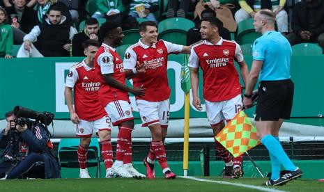 William Saliba (kedua kanan) dari Arsenal FC merayakan gol ke gawang Sporting CP bersama rekan setimnya dalam pertandingan sepak bola leg pertama babak 16 besar Liga Eropa UEFA di Stadion Jose Alvalade, Lisbon, Portugal, Jumat (10/3/2023) dini hari WIB.