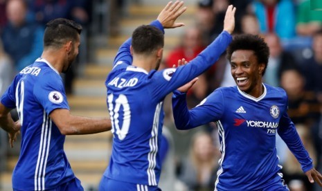 Willian (kanan) merayakan golnya ke gawang Hull City bersama Eden Hazard (tengah) dan Diego Costa.