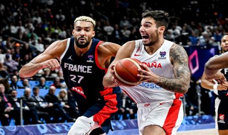 Willy Hernangomez (kanan) dari Spanyol dan Rudy Gobert (kiri) dari Prancis akan tampil memnbela negaranya di Jakarta pada ajang FIBA World Cup 2023. 