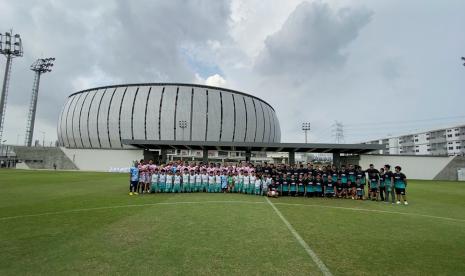 Wilo Pumps Indonesia dengan menggelar pertandingan persahabatan antara tim Wilo Indonesia dan tim sepak bola remaja Ocean Stars Soccer Club (OSSC), di Lapangan Latih Jakarta International Stadium (JIS), Jakarta, Sabtu (24/2).