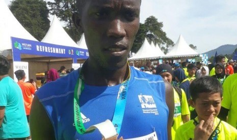 wilson Kipsang, pelari marathon asal Kenya, yang mengikuti West Java Marathon, di Bandung, Ahad (15/10).