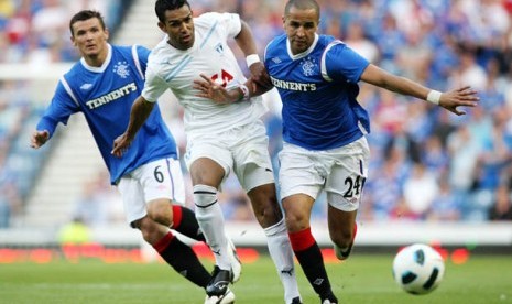  Wilton Figueiredo (tengah) berebut bola dengan pemain Rangers, Majid Bougherra (kanan) dan Lee McClulloch (kiri). 