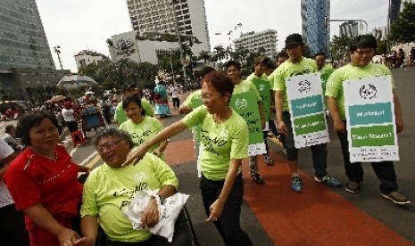 Wimar Witoelarsedang mensosialisasikan kampanye bahaya sampah plastik di kawasan Bundaran HI, Jakarta Pusat, Ahad (7/4).