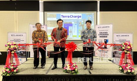  Winata Siddarta (Deputy GM Jakarta Land) - William Chai (GM Jakarta Land) - Go Suzuki (Managing Director Terra Charge) dalam seremoni pemasangan DC Charger di WTC Jakarta. Terra Charge, Stasiun Pengisian Kendaraan Listrik Umum (SPKLU) nomor satu dari Jepang di Indonesia, mengumumkan pencapaiannya berupa pertumbuhan pengguna sebesar dua kali lipat sejak peluncuran perdananya pada Agustus 2024.