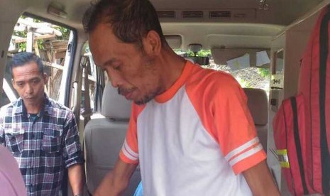  Windyo Suseno (48)  salah seorang pasien yang dikabarkan menderita Tumor di lidah di jemput oleh Ambulan Layanan Kesehatan Cuma- Cuma (LKC) Dompet Dhuafa.