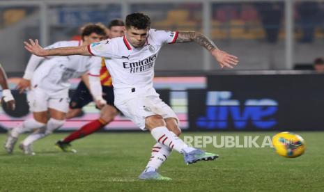 Winger AC Milan Christian Pulisic mencetak gol ke gawang Lecce dari titik putih dalam pertandingan Serie A Liga Italia di Via del Mare, Lecce, Ahad (9/3/2025) dini hari WIB.