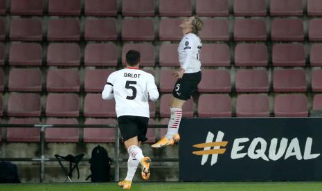 Winger AC Milan Jens Petter Hauge (kanan) merayakan golnya ke gawang Sparta Praha dalam pertandingan terakhir Grup H Liga Europa, Jumat (11/12) dini hari WIB. Milan mengalahkan Sparta Praha 1-0.