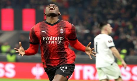 Winger AC Milan Rafael Leao berselebrasi setelah mencetak gol ke gawang Rennes dalam laga playoff babak 16 besar Liga Europa.