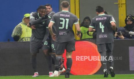 Winger AC Milan Rafael Leao berselebrasi setelah mencetak gol ke gawang Girona dalam laga pertandingan Liga Champions di San Siro, Milan, Kamis (23/1/2025) dini hari WIB.