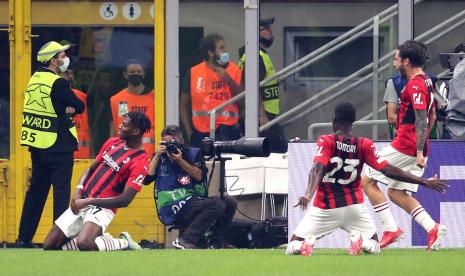 Winger AC Milan Rafael Leao (kiri) merayakan golnya ke gawang Atetico Madrid.