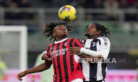 Winger AC Milan Samuel Chukwueze (kiri) dan pemain Juventus Samuel Mbangula berebut bola selama pertandingan sepak bola Serie A Liga Italia di Stadion San Siro, Milan, Italia, Ahad, 23 November 2024 dini hari WIB. 