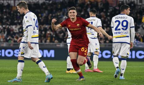 Winger AS Roma, Cristian Volpato (tengah) merayakan gol ke gawang Verona pada laga Serie A di Stadion Olimpico, Ahad (20/2/2022). AS Roma ditahan imbang 2-2 pada laga ini.