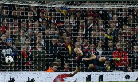 Winger Bayern Muenchen, Arjen Robben, berteriak kesakita saat dilanggar kiper Arsenal, Wojciech Szczesny (tidak terlihat), dalam leg pertama babak 16 besar Liga Champions di Stadion Emirates, London, Rabu (19/2). 