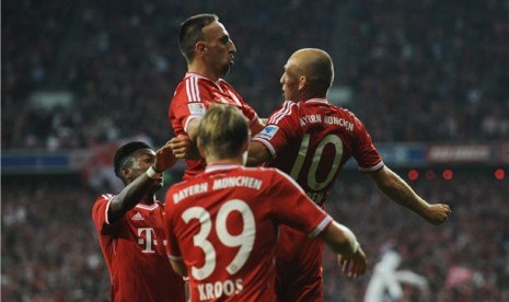 Winger Bayern Muenchen, Arjen Robben (kanan), melompat merayakan golnya saat menghadapi Borussia Moenchengladbach dalam laga Bundesliga Jerman di Muenchen pada Jumat (9/8). 