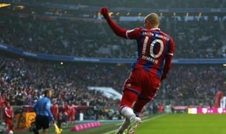 Winger Bayern Muenchen Arjen Robben merayakan golnya ke gawang Hamburg SV.