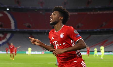 Winger Bayern Muenchen Kingsley Coman merayakan golnya ke gawang Atletiso Madrid. Koman dua kali menjebol gawang Atletico dalam pertandingan Grup A Liga Champions.