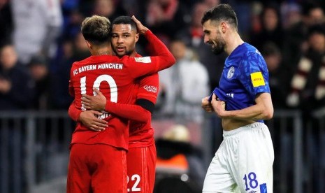 Winger Bayern Muenchen, Serge Gnabry (tengah) merayakan gol ke gawang Schalke 04 pada laga Bundesliga di Allianz Arena pada paru kedua musim lalu.