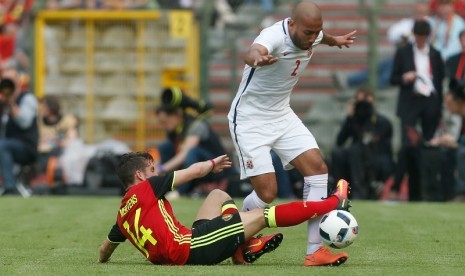 Winger Belgia Dries Mertens (kiri) berusaha merebut bola dari kaki pemain Norwegia Haitam Aleesami.