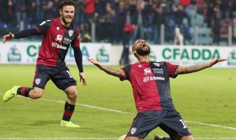 Winger Cagliari Joao Pedro (kanan) merayakan golnya ke gawang Sampdoria. Cagliari mengalahkan Sampdoria 4-3 dan naik ke empat besar klasemen.