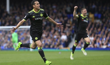 Winger Chelsea Pedro Rodriguez (kiri) merayakan golnya ke gawang Everton. Chelsea menaklukkan Everton 3-0 di Goodison Park, Ahad (30/4).