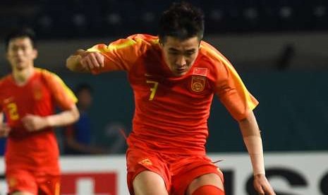 Winger Cina Wei Shihao saat menghadapi Uni Emirat Arab pada laga sepak bola putra Grup C Asian Games 2018, Ahad (19/8).