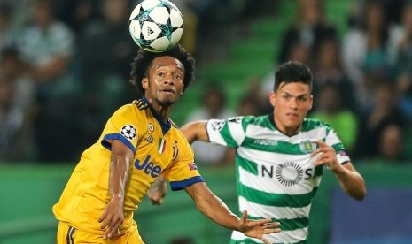 Winger Juventus Juan Cuadrado (kiri) saat berhadapan dengan Sporting, Rabu (1/11) dini hari WIB.