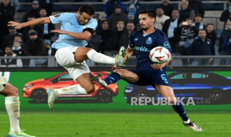 Winger Lazio Pedro Rodriguez (kiri) beraksi dalam pertandingan sepak bola Liga Eropa UEFA melawan FC Porto di Stadion Olimpico, Roma, Jumat (8/11/2024) dini hari WIB. 