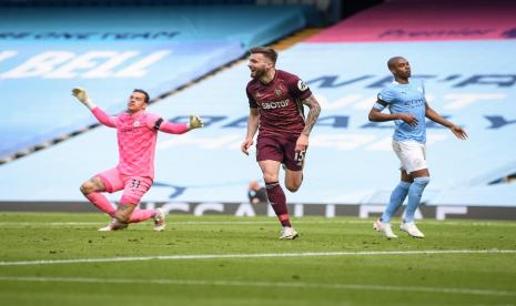 Winger Leeds United, Stuart Dallas (tengah) merayakan gol ke gawang Liverpool pada laga Liga Primer Inggris di Stadion Etihad, Sabtu (10/4). Leeds menang 2-1.