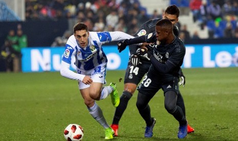 WInger Leganes Sabin Merino berebut bola dengan penyerang Real Madrid Vinicius Junior pada laga C