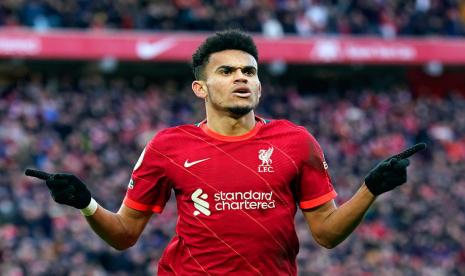 Winger Liverpool, Luis Diaz merayakan gol ke gawang Norwich City pada laga Liga Primer Inggris, di Anfield, Sabtu (19/2). Liverpool menang 3-1 pada laga ini.