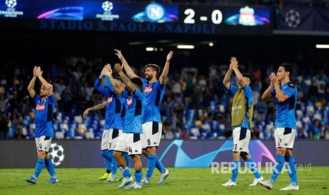 Tim Napoli merayakan kemenangannya atas laga Grup E Liga Champions antara Napoli dan Liverpool, at the Stadion San Paolo, Napoli, Itali, (17/9)