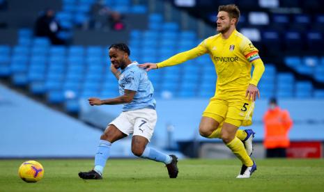 Winger Manchester City Raheem Sterling (kiri) saat menjebol gawang Fulham.