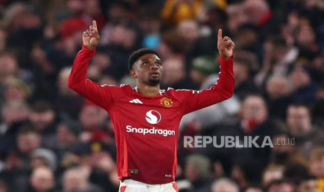 Winger Manchester United Amad Diallo merayakan gol ke gawang Southampton.