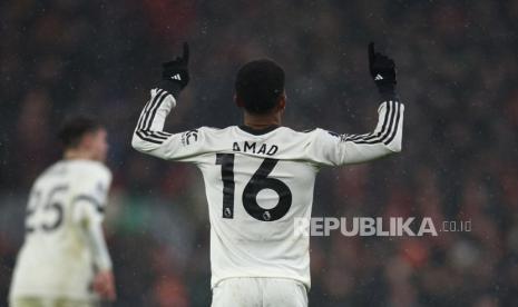 Winger Manchester United Amad Diallo merayakan golnya ke gawang Liverpool dalam pertandingan Liga Primer Inggris di Anfield, Senin (6/1/2025) dini hari WIB.