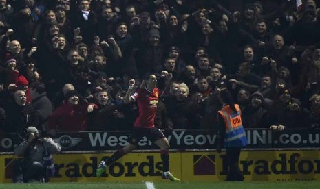 Winger Manchester United, Angel di Maria, melakukan selebrasi usai menjebo gawang Yeovil dalam laga putaran ketiga Piala FA di Huish Park, Yeovil, Ahad (4/1). 