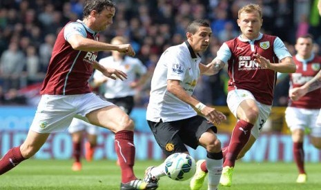 Winger Manchester United, Angel Di Maria (tengah), dikepung pemain Burnley dalam laga Liga Primer Inggris di Turf Moor, Burnley, Sabtu (30/8). 