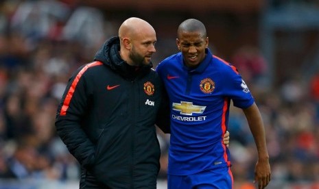 Winger Manchester United Ashley Young (kanan) kesakitan saat meninggalkan lapangan dalam laga melawan Stoke City, Kamis (1/1),