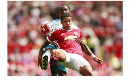 Winger Manchester United Memphis depay (merah) dijaga oleh bek Newcastle United Vurnon Anita dalam laga Liga Primer Inggris, Sabtu (22/8).