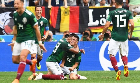 Winger Meksiko Hirving Lozano (22) melakukan selebrasi bersama rekan-rekannya usai mencetak gol ke gawang Jerman, Ahad (17/6).