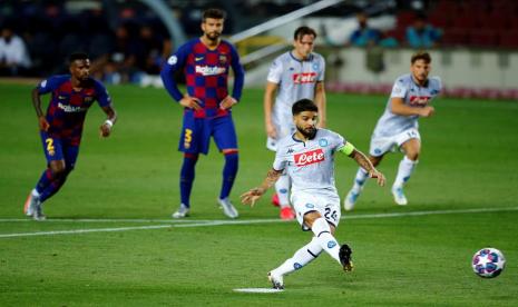 Winger Napoli Lorenzo Insigne saat mengeksekusi penalti ke gawang Barcelona. 