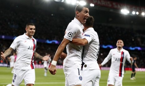 Winger Paris Saint Germain, Angel Di Maria (tengah), melakukan selebrasi usai menjebol gawang Real Madrid di laga Grup A Liga Champions di Stadion Parc des Princes, Paris, Rabu (18/9). 