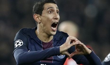 Winger Paris Saint-Germain (PSG), Angel Di Maria merayakan gol ke gawang Barcelona pada babak perdelapan final Liga Champions, di Parc des Princes, Rabu (15/2) dini hari WIB. PSG menang 4-0.