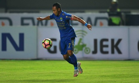 Winger Persib Atep menahan laju bola dalam pertandingan Gojek Traveloka Liga 1.