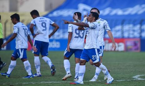 Winger Persib Bandung Frets Butuan (kanan) merayakan golnya ke gawang Persik Kediri dalam lanjutan Liga 1. 