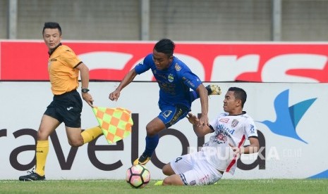 Winger Persib Febri Hariyadi dilanggar Ricky Fajrin pada pertandingan Gojek Traveloka Liga 1 antara Persib Bandung melawan Bali United, Kamis (21/9) di Stadion Si Jalak Harupat, Kab Bandung. Pertandingan tersebut berakhir imbang 0-0.