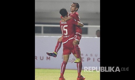 Winger Persija Jakarta Riko Simanjuntak (kanan) merayakan golnya bersama Addison Alves De Oliveira (kiri) usai mencetak gol kegawang Persipura Jayapura dalam laga lanjutan Liga 1 di Stadion Pakansari, Bogor, Jumat (25/5).