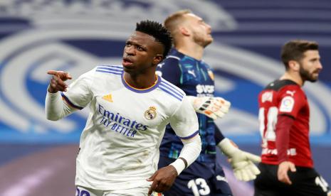 Winger Rea Madrid Vinicius Junior (kiri) merayakan golnya ke gawang Valencia dalam lanjutan La Liga Spanyol di Santiago Bernabeu, Madrid, Ahad (9/1/2022) dini hari WIB.