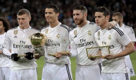 Winger Real Madrid, Cristiano Ronaldo (dua kiri), memperlihatkan trofi Ballon d'Or 2014 sebelum menghadapi Atletico Madrid di leg kedua babak 16 besar Copa del Rey di Santiago Bernabeu, Madrid, Kamis (15/1). 